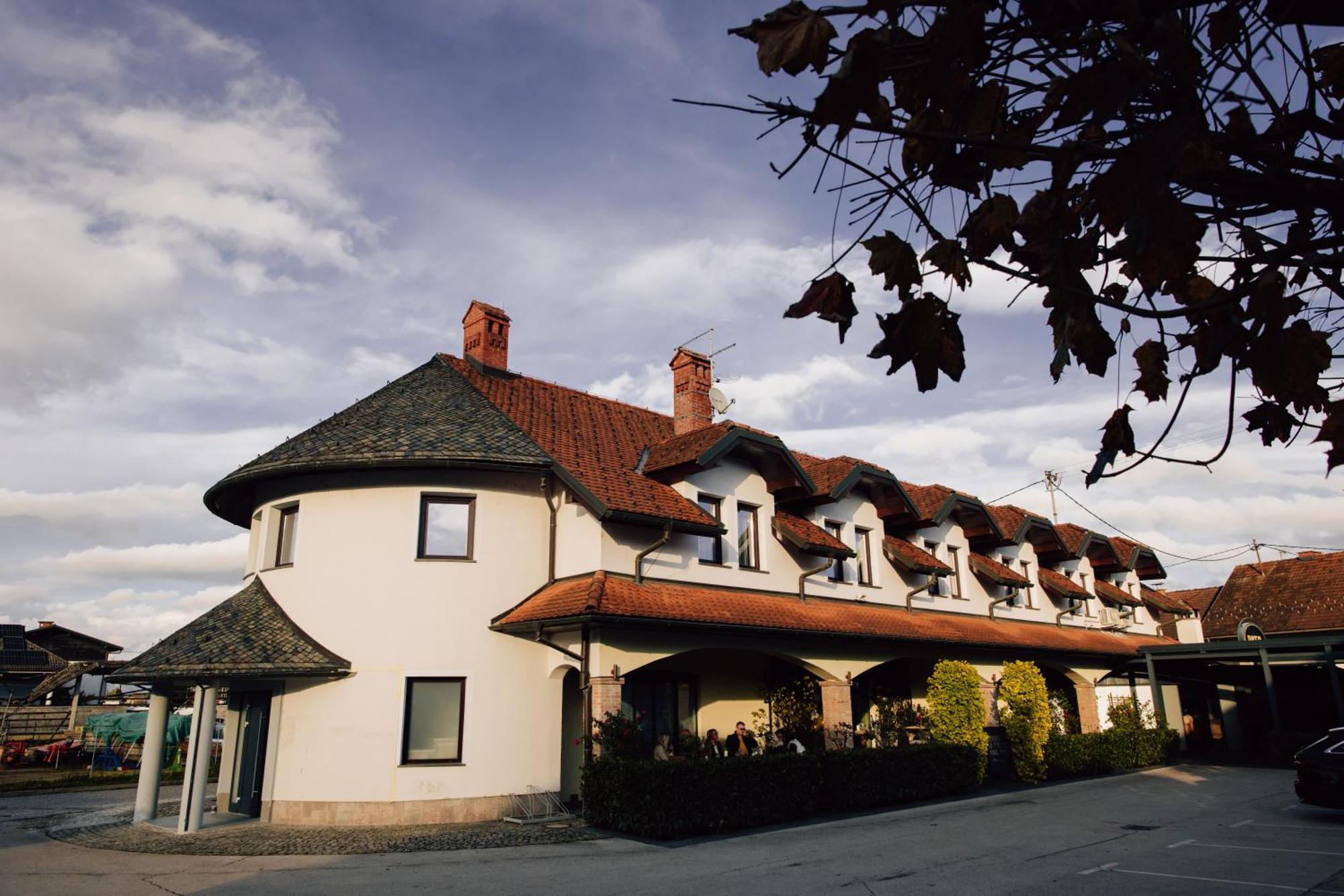 Hisa Putr Bed & Breakfast Trzin Bagian luar foto